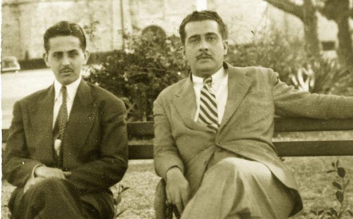 Lorenzo García Vega y José Lezama Lima en el parque de la Avenida del Puerto en 1947