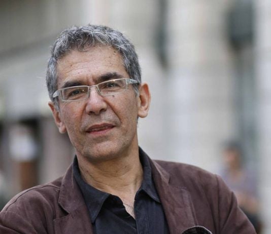 Roberto Brodsky Baudet (Santiago, 1957)​ es un novelista y guionista chileno.