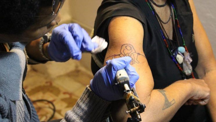 El primer tatuaje de la serie ‘Casi todos conmigo’ está dedicado a Ángel Delgado | Rialta