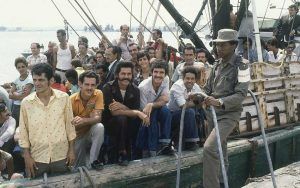 Soldado cubano junto a un barco de refugiados en el puerto de Mariel el 23 de abril de 1980 FOTO Jacques Langevin La joven Cuba | Rialta
