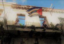 Bandera cubana colgada frente la sede del Movimiento San Isidro