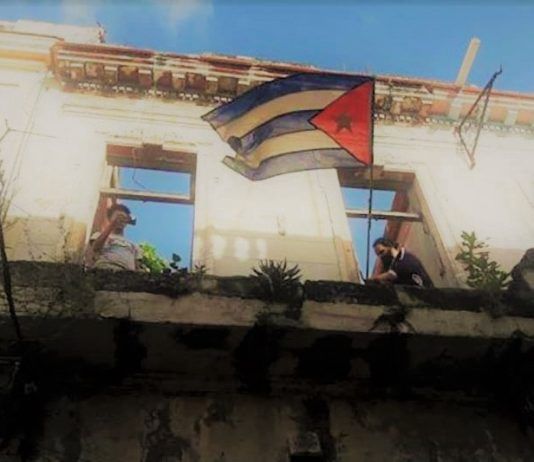 Bandera cubana colgada frente la sede del Movimiento San Isidro