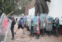 Fuerzas policiales protegen la estatua de José Martí en la Ciudad de México durante la manifestación feminista este 8 de marzo | Rialta