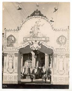 Arco triunfal de la calle Obispo por las celebraciones del 20 de mayo de 1902. | Rialta