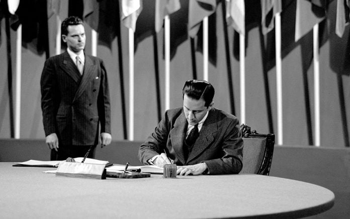 El embajador Dr. Guillermo Belt Ramírez firma la Carta de las Naciones Unidas en 1945 como jefe de la Delegación de Cuba en la Conferencia de San Francisco.