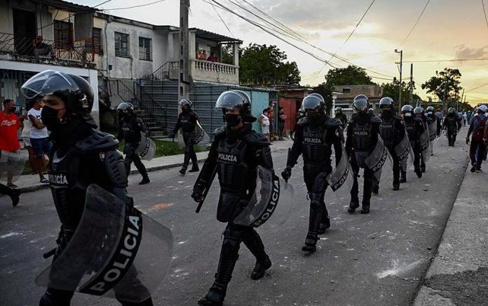 Despliegue policial en la periferia habanera (Foto Twitter de Abraham Jiménez Enoa)