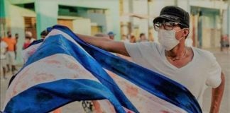 Manifestante levanta una bandera ensangrentada, el pasado 11 de julio durante la revuelta popular en Cuba.