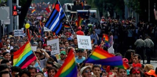 Miles se unen en contra de la Ley anti-LGTBIQ+ promulgada por el Gobierno húngaro.