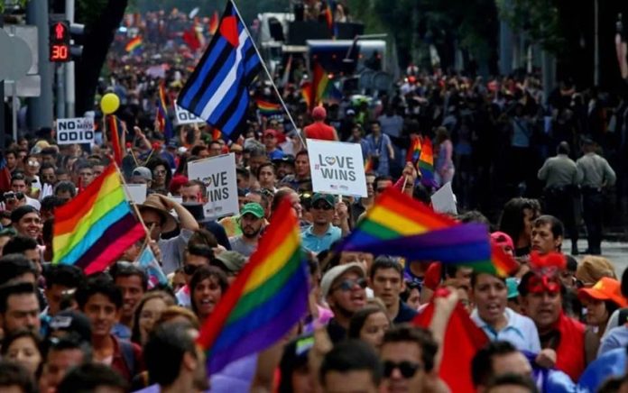 Miles se unen en contra de la Ley anti-LGTBIQ+ promulgada por el Gobierno húngaro.