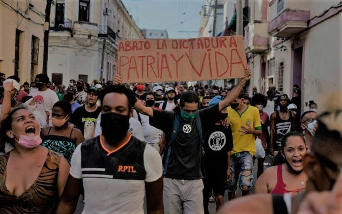 Por primera vez en más de 60 años, este 11 de julio miles de personas se lanzaron a las calles en una veintena de poblados y ciudades en Cuba