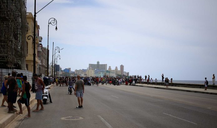 Manifestantes toman el Malecón habanero durante las protestas del 11 de julio en Cuba (foto: Rialta)
