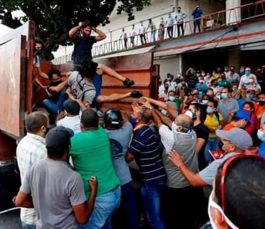 Momento en que reprimen a artistas cubanos que se reunían frente al Instituto Cubano de Radio y Televisión para solicitar quince minutos en cadena nacional
