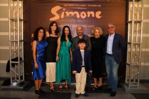 Parte del elenco (al centro Eduardo Lalo) durante el estreno de ‘Simone’ (2021) / Facebook/@Simone.lapelicula