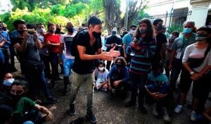 Yunior Garcia durante la protesta de artistas frente al Ministerio de Cultura el 27 de noviembre de 2020 en La Habana FOTO El Toque | Rialta