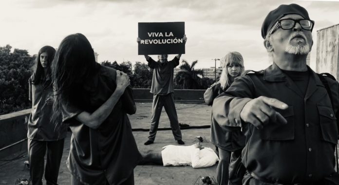 Estreno de ‘Sala-R’ en la azotea de la Calle 13, El Vedado. De izquierda a derecha, Evelyn Corvea, Lynn Cruz, Luis Trapaga, Olivia San Roman y Jorge Carpio (foto: Miguel Coyula).