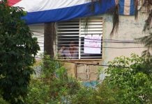 Yunior García, recluido en su domicilio. La Habana, 14 de noviembre de 2021. (FOTO Twitter de Atahualpa Americe, corresponsal de EFE)