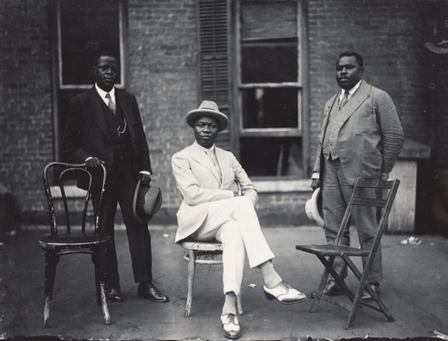 De derecha a izquierda, Marcus Garvey, el príncipe Kojo Tovalou-Houénou y George O. Marke, en 1924. Foto de James Van Der Zee.