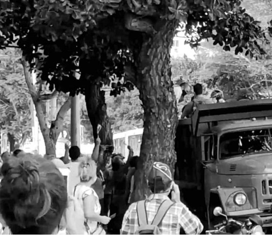 11-J. Acto de repudio y arresto de artistas e intelectuales (en el camión) frente al ICRT. (IMAGEN Video de Fernando Fraguela / Facebook/Rialta)