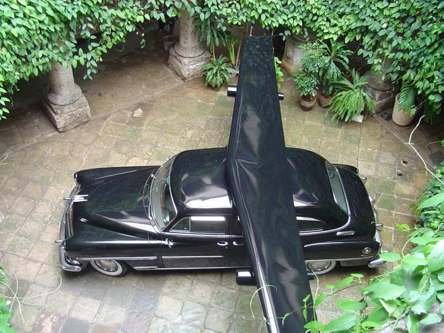 ‘Hybrid of a Chrysler’, 2003, en el patio interior de Galería La Casona durante la exhibición ‘Todos quisieron volar’, colateral a la 8va Bienal de La Habana (Imagen cortesía de Eduardo Ponjuán y Sandra Sosa). 