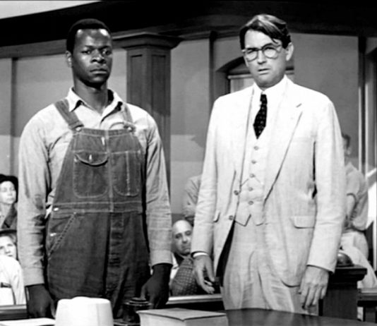 Brock Peters (1927-2005) y Gregory Peck (1916-2003) en una escena de ‘To Kill a Mockingbird’ (1962); adaptación de Robert Mulligan.