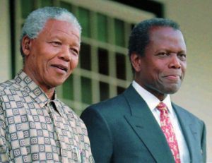Sidney Poitier y Nelson Mandela, 1996 (FOTO Sasa Kralj/AP / Tomada de cnnespanol.cnn.com)