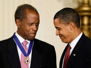 Sidney Poitier, condecorado en 2009 por el presidente Barack Obama (FOTO J. Scott Applewhite/AP / Tomada de cnnespanol.cnn.com)
