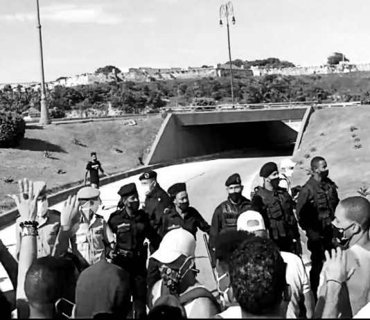 Manifestantes frente a un cordón de agentes de seguridad en las inmediaciones del túnel de la Bahía de La Habana, 11 de julio de 2021. (IMAGEN: Captura de pantalla / Video de Rialta)