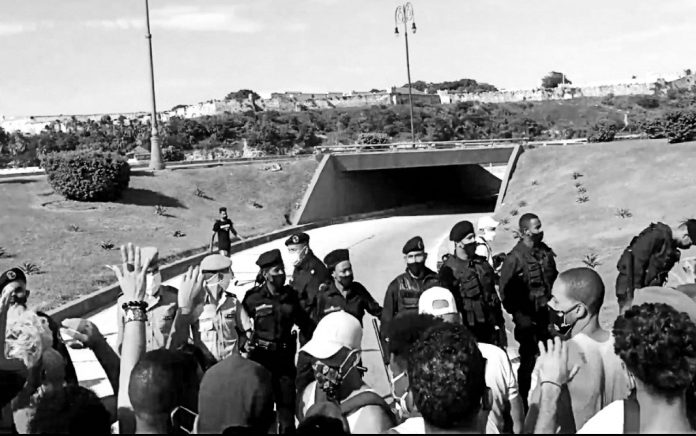 Manifestantes frente a un cordón de agentes de seguridad en las inmediaciones del túnel de la Bahía de La Habana, 11 de julio de 2021. (IMAGEN: Captura de pantalla / Video de Rialta)