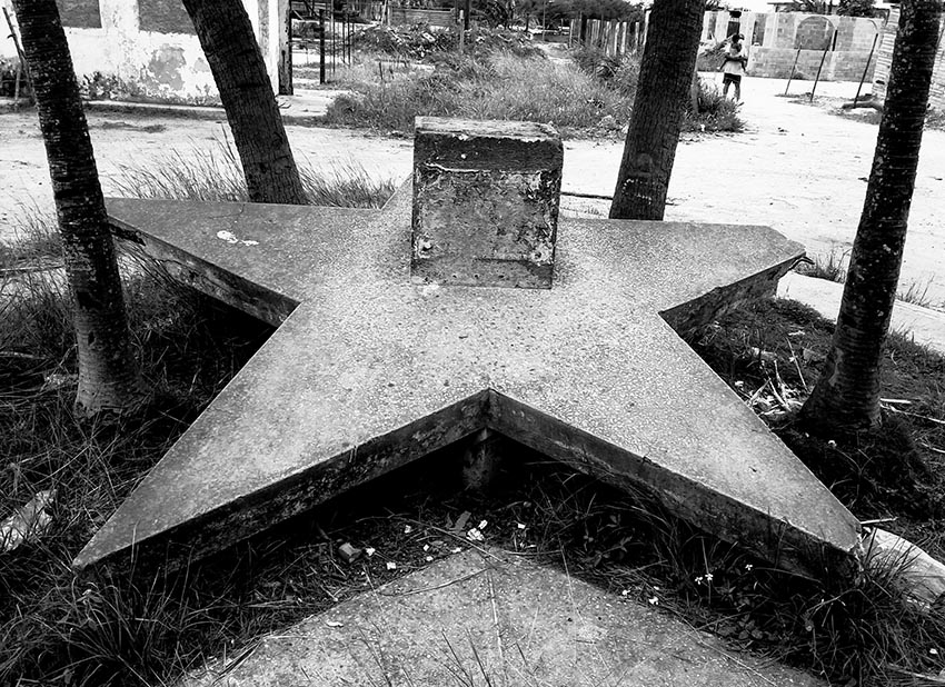 Entrada del extinto central Manuel Martínez Prieto. Pedestal de un desaparecido busto de José Martí