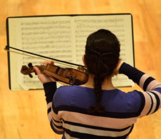 Imagen de violinista durante los conciertos de la jornada de mujeres de la OFUNAM. TWITTER / OFUNAM.