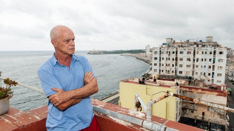 Pedro Juan Gutiérrez en una azotea de La Habana