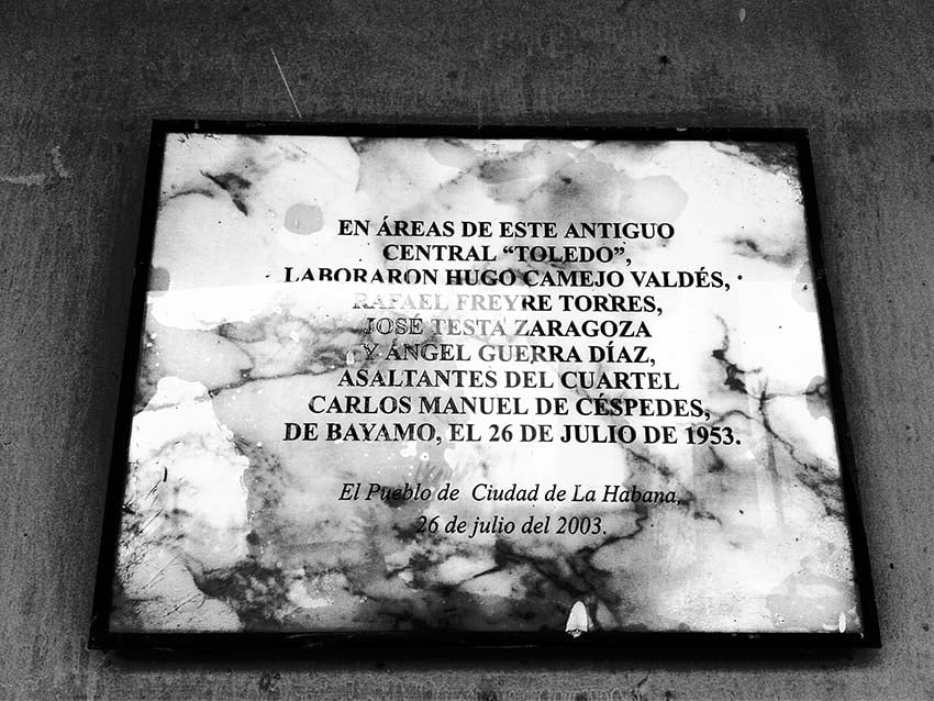 Tarja conmemorativa a la entrada de la antigua cafetería del central Toledo.