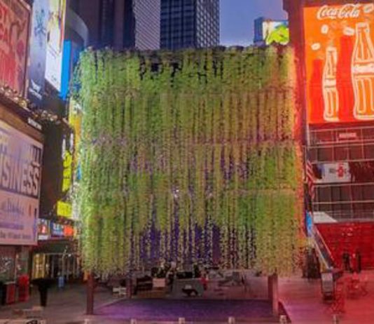 ‘The Poem’, obra de Raúl Cordero en Times Square. TIMES SQUARE ARTS.