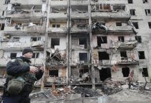 Un edificio bombardeado por la artillería rusa en una zona residencial de Kiev