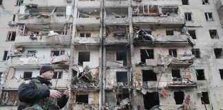Un edificio bombardeado por la artillería rusa en una zona residencial de Kiev