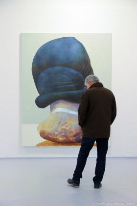 Visitante frente a la obra ‘Marmor VIII’ de Michel P. Pollo; exposición ‘Coro de cristales’, Madrid. (FOTO Cortesía Sara Muñoz y Alfonso Valero)