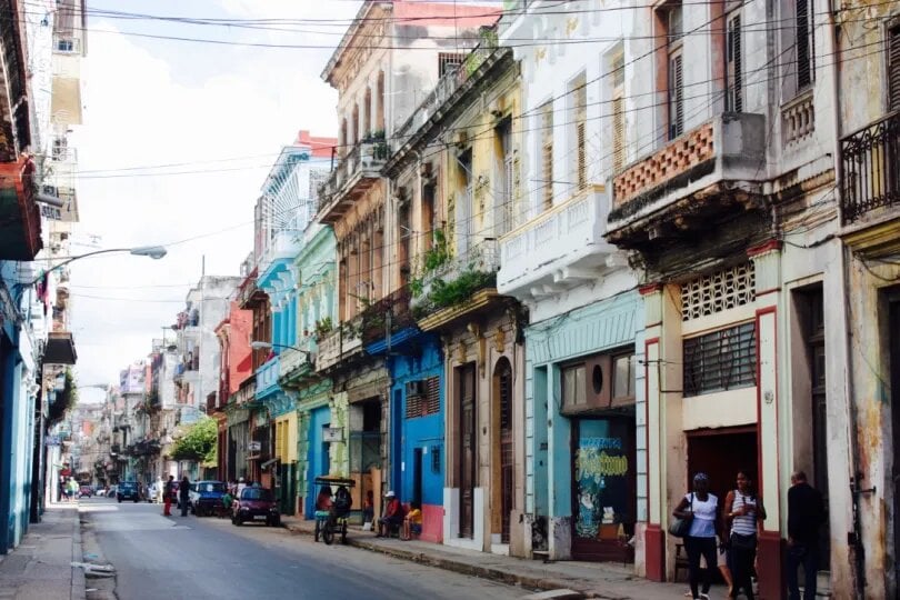 Vista de una calle de Centro Habana, Cuba