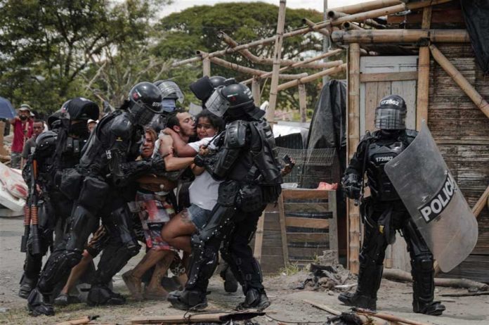 El desalojo de los habitantes de la comunidad de San Isidro en Colombia. VLADIMIR ENCINA.