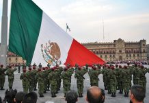 Arriaje de bandera en la Plaza de la Constitución, en Ciudad de México (FOTO Wikipedia)