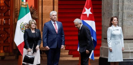 El presidente de México, Andrés Manuel López Obrador, y su esposa, Beatriz Gutiérrez, junto al presidente de Cuba, Miguel Díaz-Canel, y su esposa Lis Cuesta. REUTERS