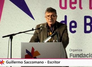 El escritor Guillermo Saccomanno durante el discurso inaugural de la Feria Internacional del Libro de Buenos Aires. PÁGINA/12.