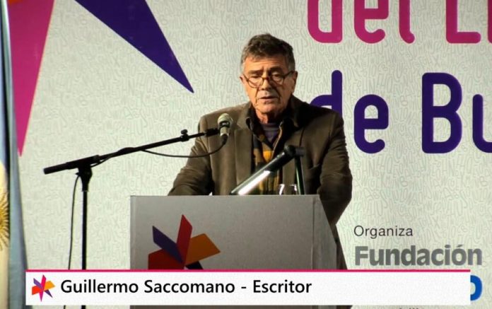 El escritor Guillermo Saccomanno durante el discurso inaugural de la Feria Internacional del Libro de Buenos Aires. PÁGINA/12.
