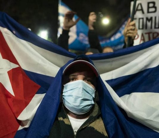 Manifestante cubano. AP (Victor R. Caivano)