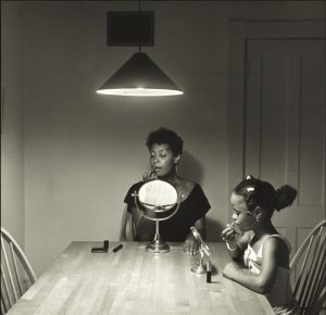 "Untitled (Woman and daughter with makeup)", serie ‘The Kitchen Table Series’ ( 1990); Carrie Mae Weems. Exposición ‘Our Selves: Photographs by Women Artists from Helen Kornblum’; The Museum of Modern Art, Nueva York. (IMAGEN www.moma.org)
