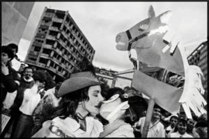 "El Beso" ("The Kiss"), Ciudad de México, 1993; Yolanda Andrade. En la muestra ‘Picturing queerness in the Americas’ (FOTO Facebook / South Florida Latin American Photography Forum)