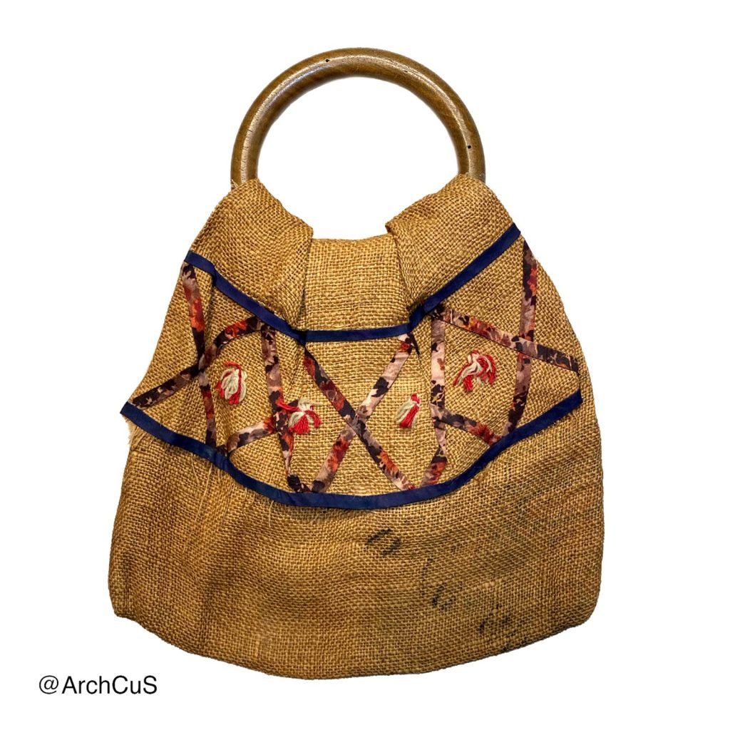 Bolso de arpillera fabricado con un saco reutilizado y decorado con motivos geométricos bordados con tela obtenida de un viejo vestido. Década de 1960-1970.