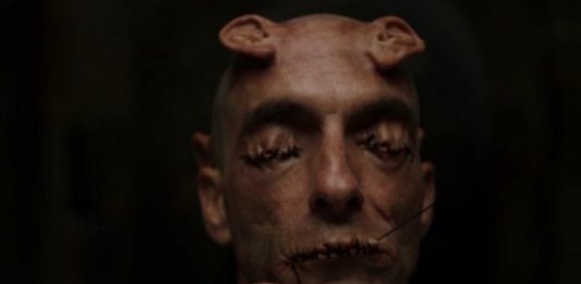 Fotograma de 'Crimes of the Future', David Cronenberg dir., 2022