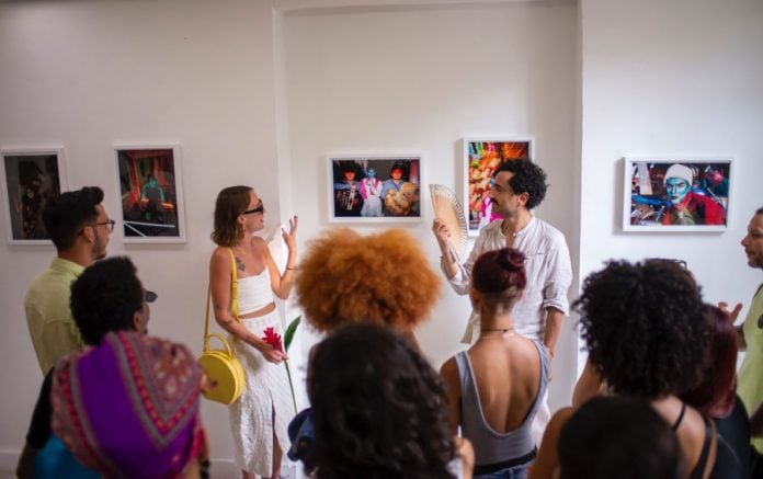El artista Tigree conversa con el público en ONA Galería en La Habana Vieja.