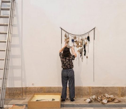 Una mujer monta una pieza de arte en La Iberoamericana de Toro, donde participan este año 35 artistas procedentes de España, Perú, Cuba, Portugal, México y Ecuador.