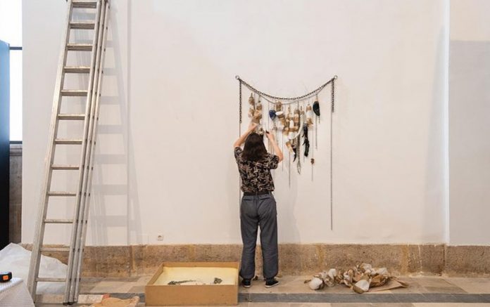 Una mujer monta una pieza de arte en La Iberoamericana de Toro, donde participan este año 35 artistas procedentes de España, Perú, Cuba, Portugal, México y Ecuador.